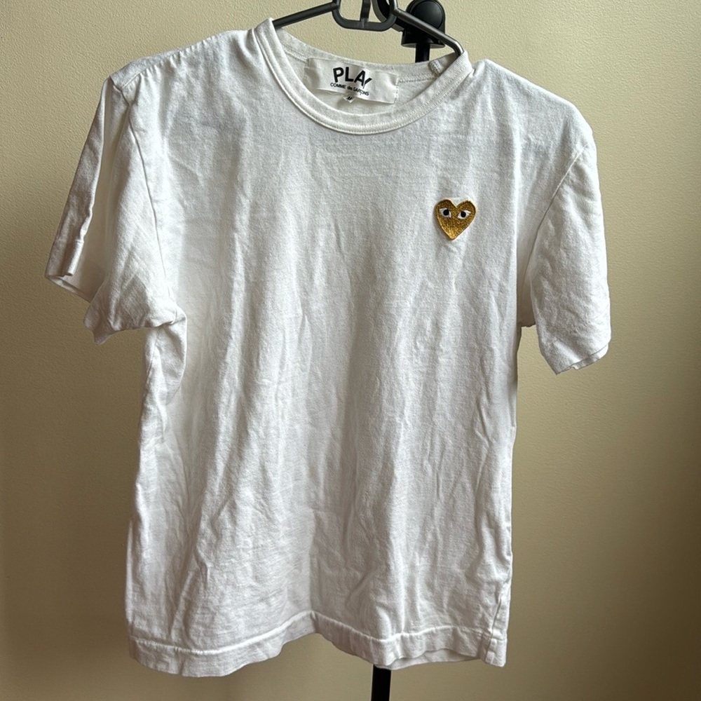 Medium Comme de Garçons PLAY gold heart 💛 embroidered t shirt • vintage